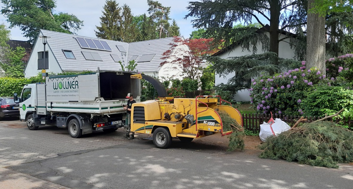 Lkw und Großhäcksler von Gartenbau Wöllner im Einsatz